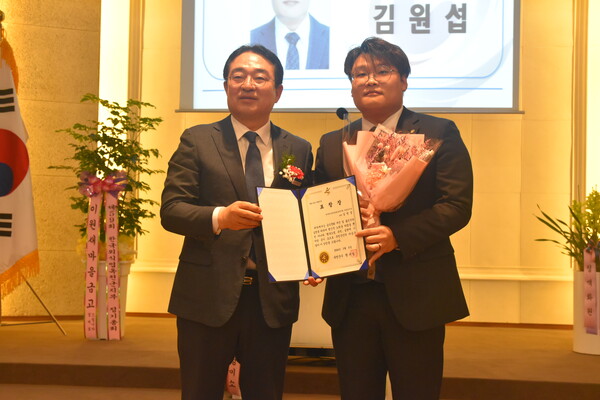 군수 표창장을 받은 한국외식업옥천군지부 김원섭(오른쪽) 대리가 황규철(왼쪽) 군수와 함께 기념촬영을 하고 있다. 
