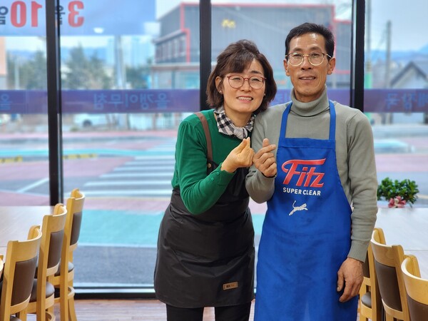 선미네올갱이 김선미(57, 읍 마암리) 대표와 남편 김순식(61) 씨가 식당 안에서 기념촬영을 하고 있다.