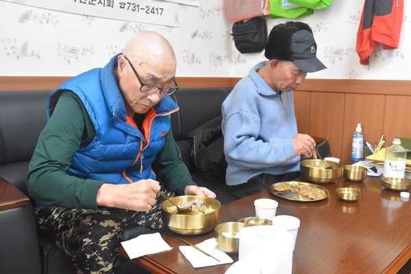군북면 용목리회관을 이용하는 마을 주민들이 점심 식사를 하고 있다.