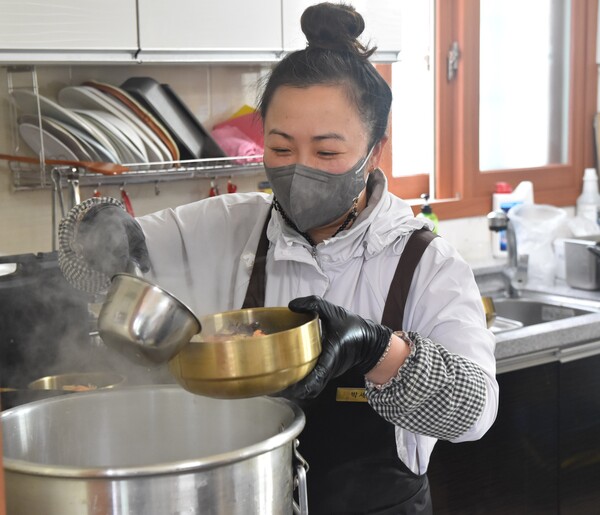 울엄마손메밀묵집 박소현 대표가 메밀묵밥을 조리하고 있다.