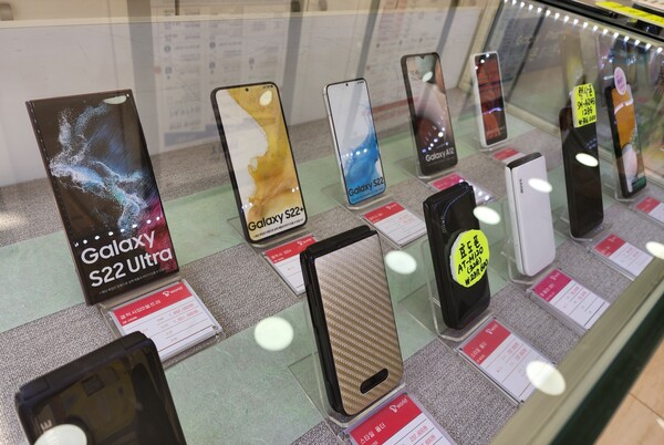 매장에서 판매하는 다양한 휴대폰이 진열돼 있다. 